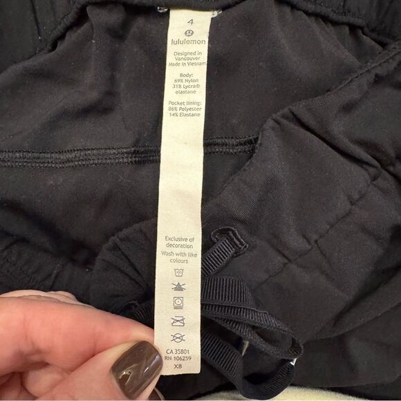 LULULEMON Black On The Fly Crop *23" (Second Release) Size 4 - Picture 9 of 10